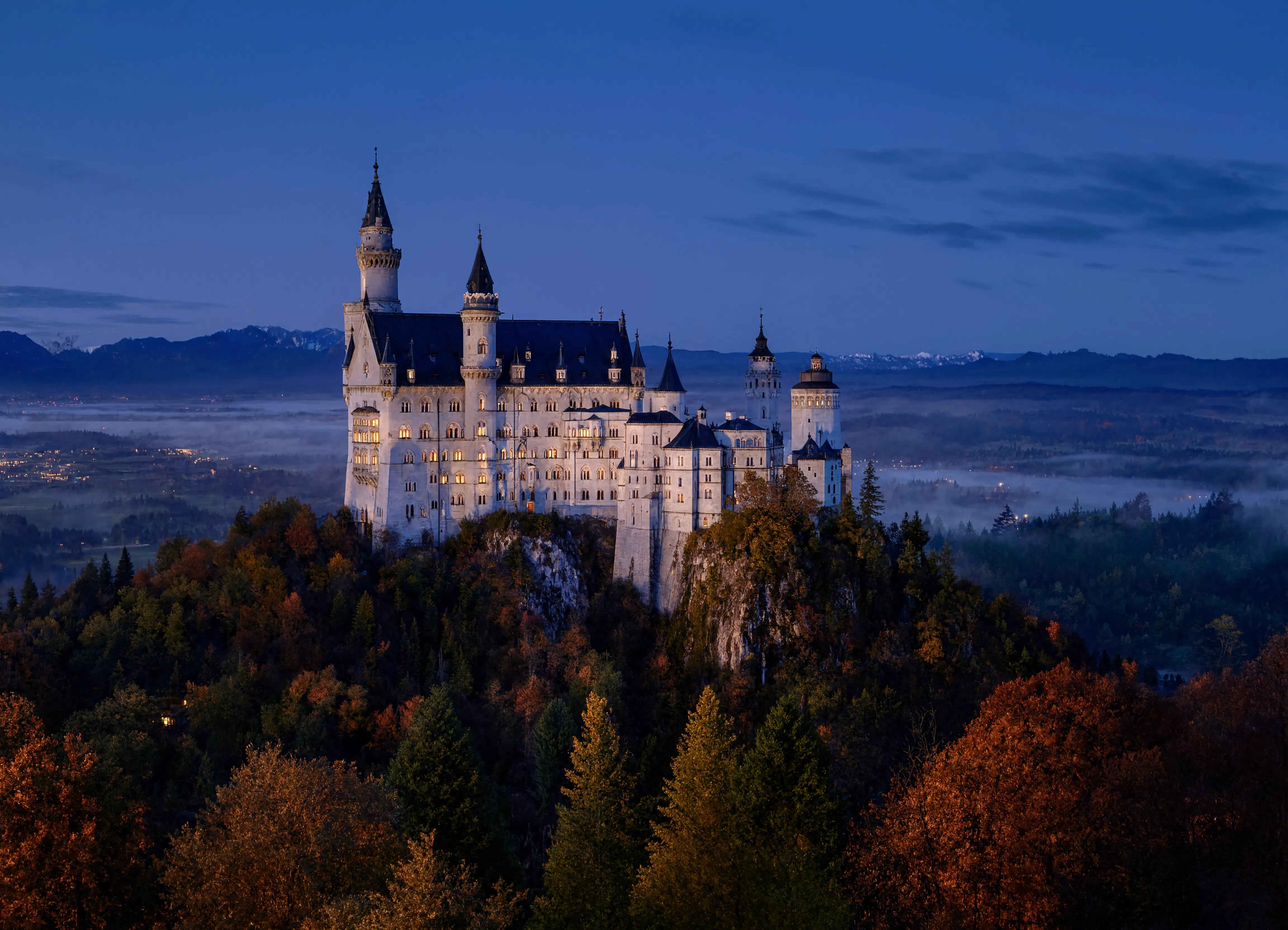 Schloss Neuschwanstein in Bayern im Morgennebel